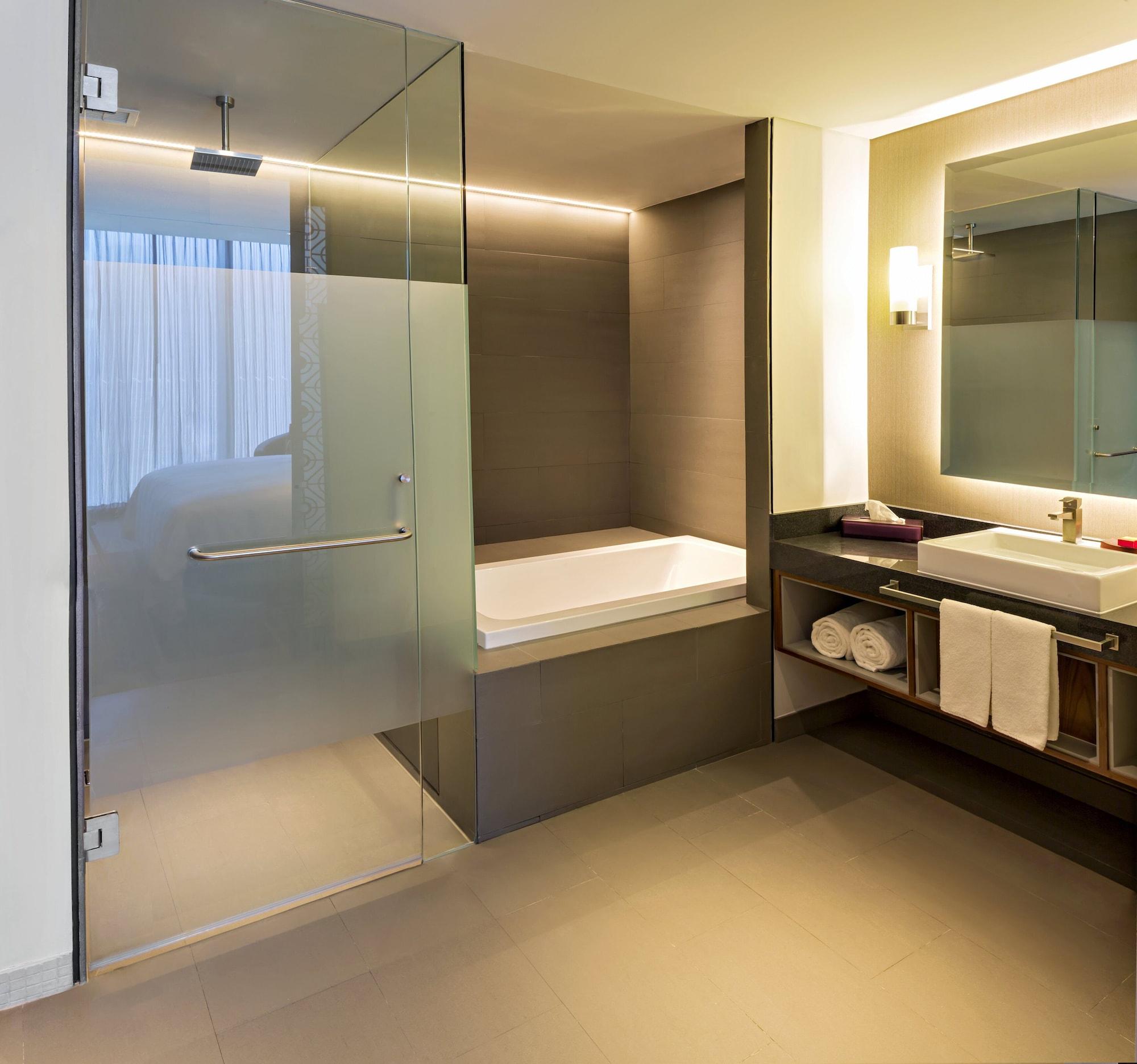 Fiesta Americana Mexico Toreo Esterno foto A shower enclosure