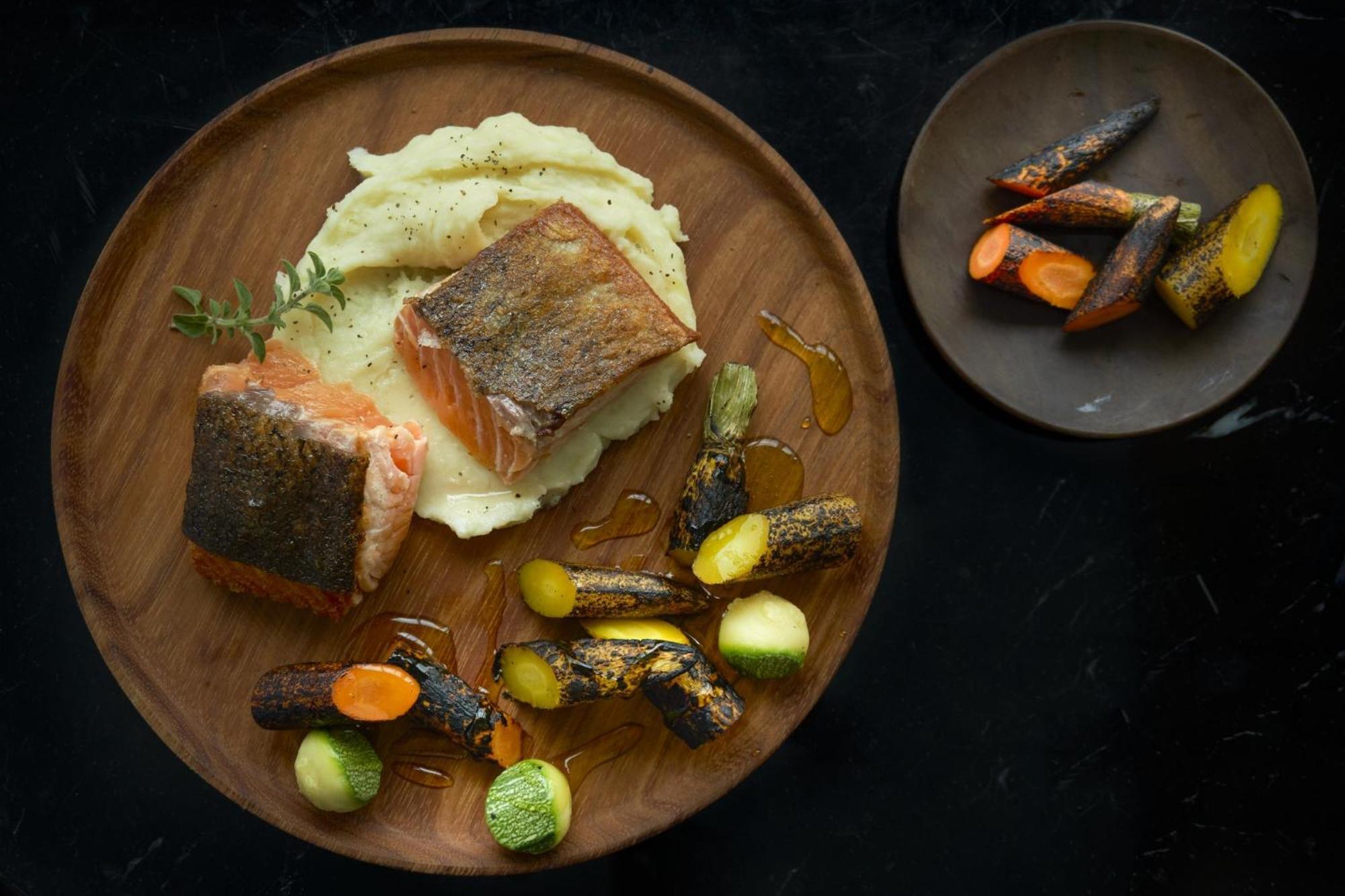 Fiesta Americana Mexico Toreo Esterno foto Salmon with mashed potatoes and vegetables