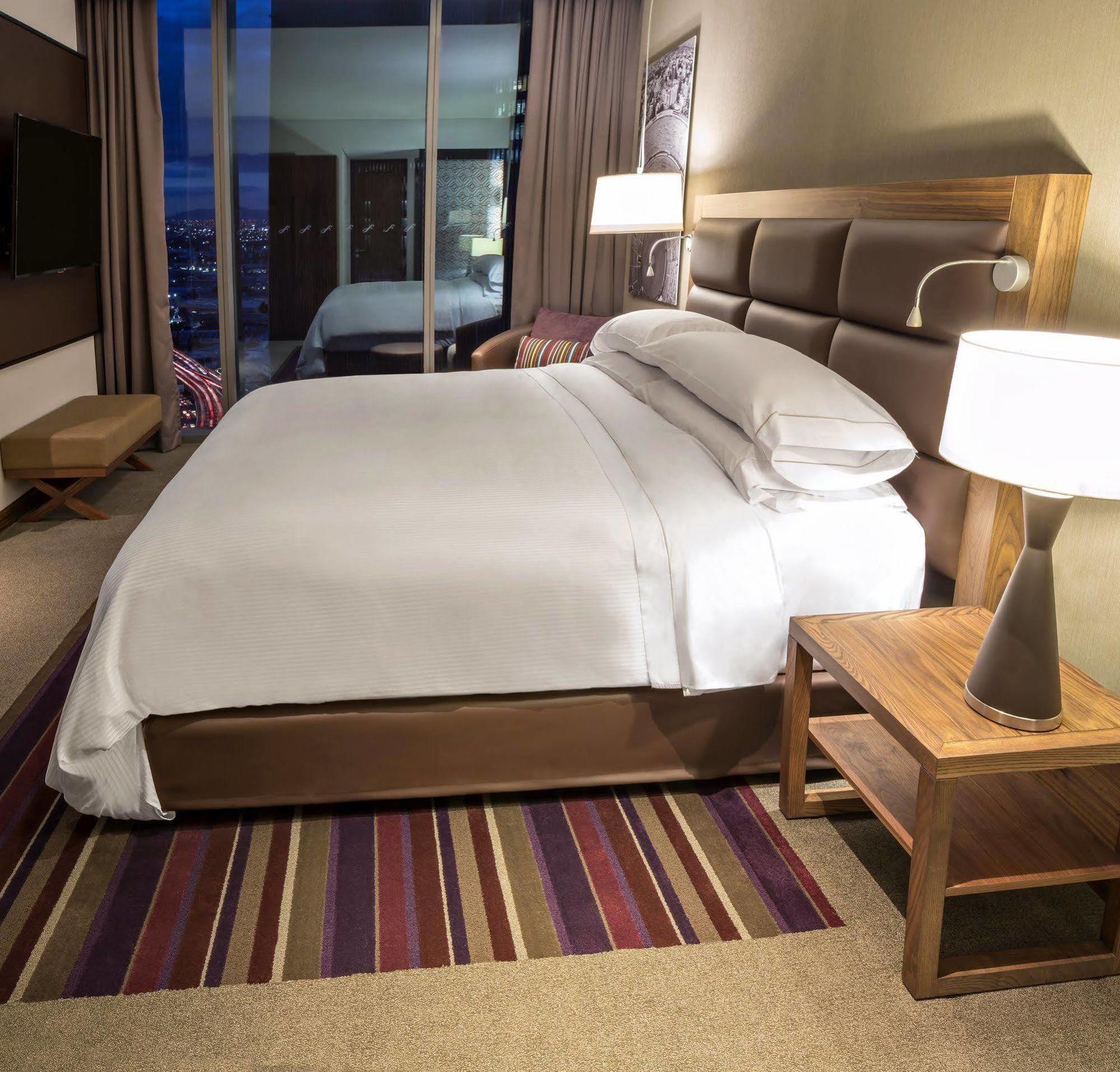 Fiesta Americana Mexico Toreo Esterno foto A bed with a mattress