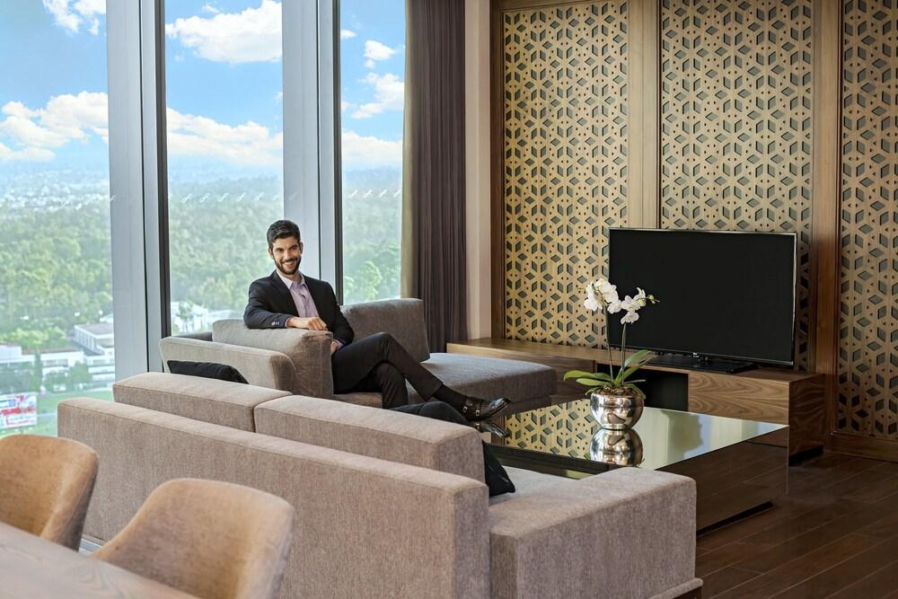 Fiesta Americana Mexico Toreo Esterno foto A man in a living room